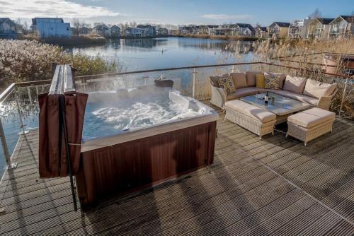 Wren Lodge HM11 HOT TUB Lakeside Spa Property — 4-Star Luxury Hotel in Cirencester, United Kingdom