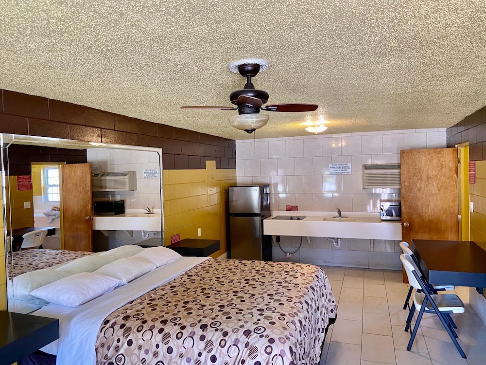 Savannah Inn and Suites - photo 9