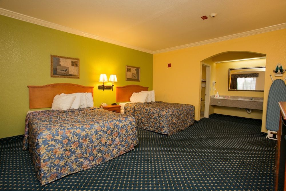 Econo Lodge Inn and Suites 3524 Elvis Presley - photo 9