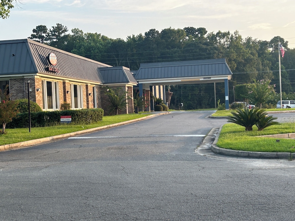 Days Inn by Wyndham Hinesville Near Fort Stewart - photo 2