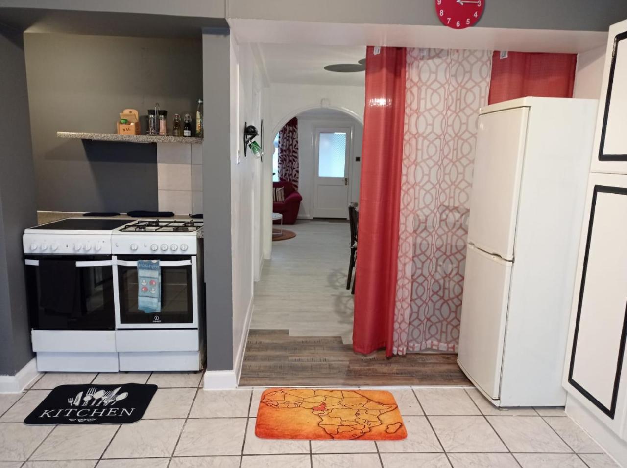 House Sleeps 8 Garden Parking — Romford — photo 4