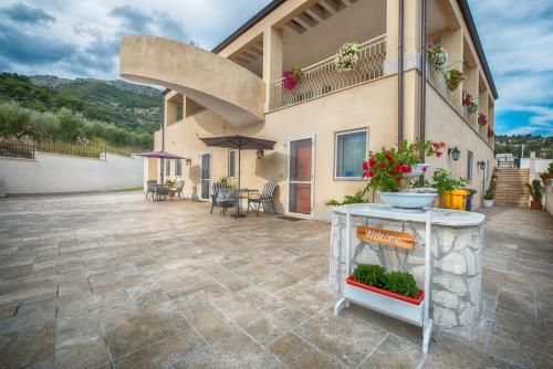 La Finestra sul Mare Locazione Turistica — 4-Star Luxury Hotel in Monte Sant'angelo, Italy