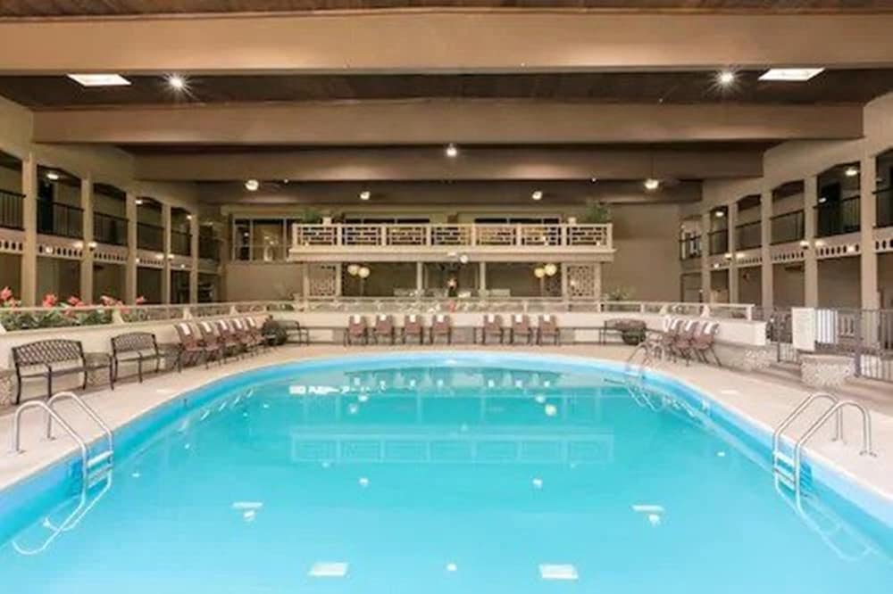 Radisson Hotel Louisville North - photo 17