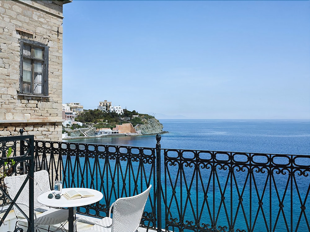 Hotel Ploes in Ano Syros, Greece