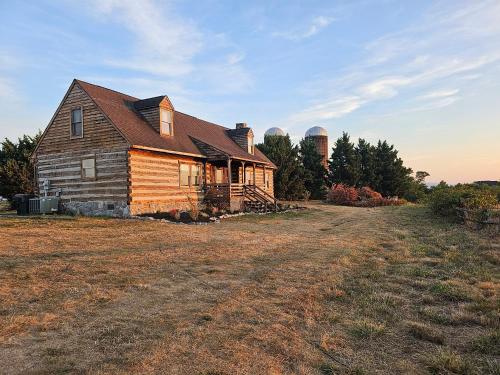 King Bed Farmhouse Valley Views — 4-Star Luxury Hotel in Winchester, United States