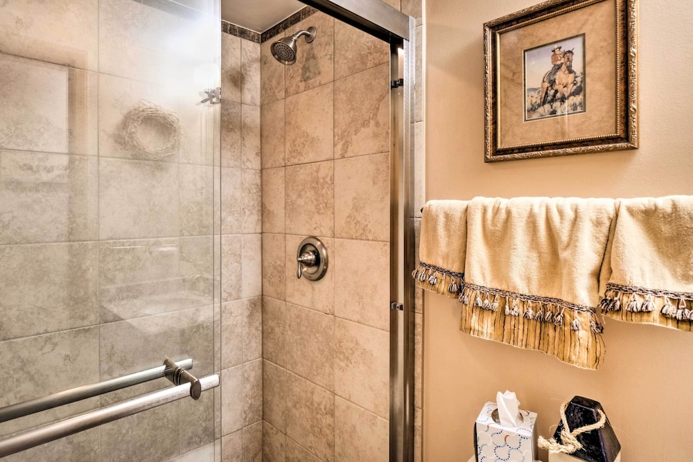 Walk To Shuttle Breckenridge Retreat with Balcony — 4-Star Luxury Hotel in Breckenridge, United States