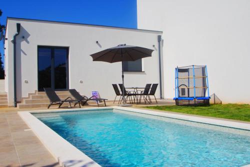 Holiday house with private pool in village Šišan — 4-Star Luxury Hotel in Liznjan, Croatia