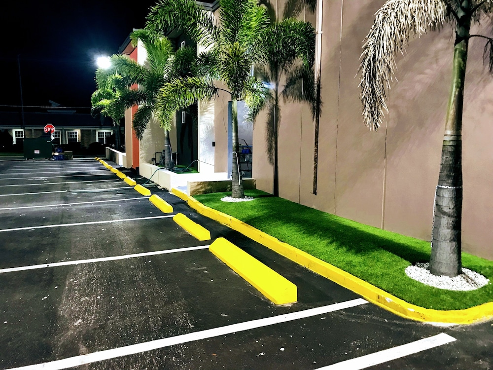 Tropical Inn & Suites - photo 44
