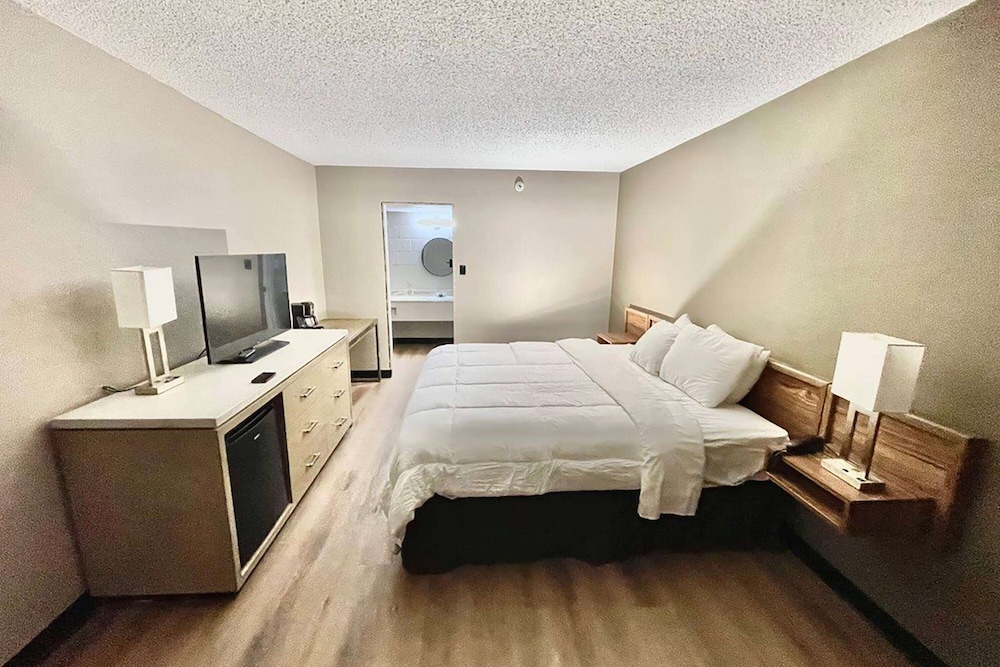 Super 8 by Wyndham Blythe - photo 4