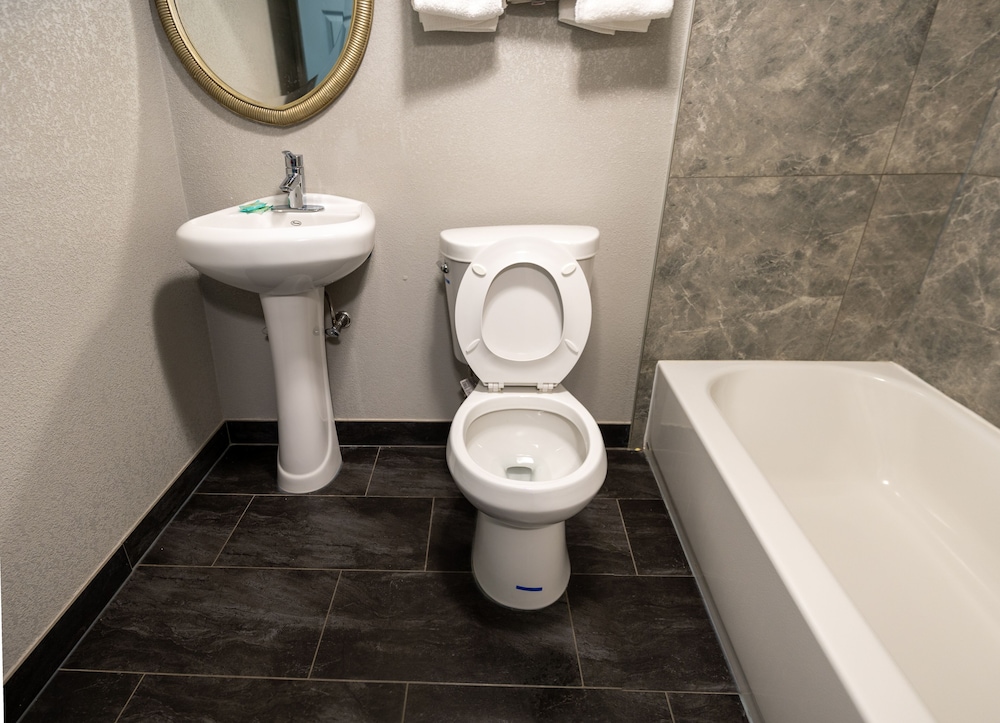 Riverside Inn and Suites - photo 13