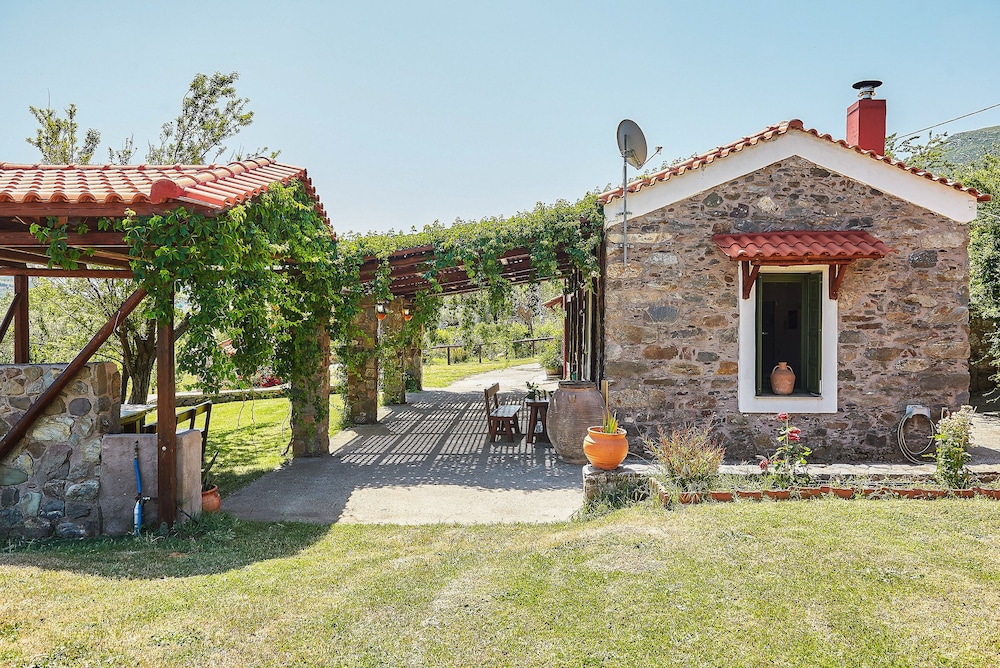 Authentic Cottage in a heaven of natural Beauty — 4-Star Luxury Hotel in Gerani, Greece