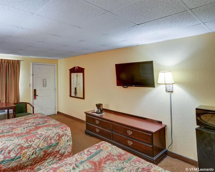 Econo Lodge Marshall - photo 8
