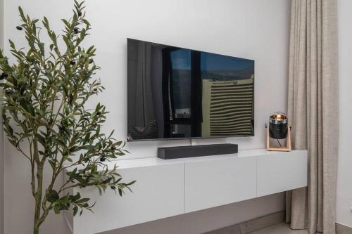 Style & Comfort at The Rubik 2102B
