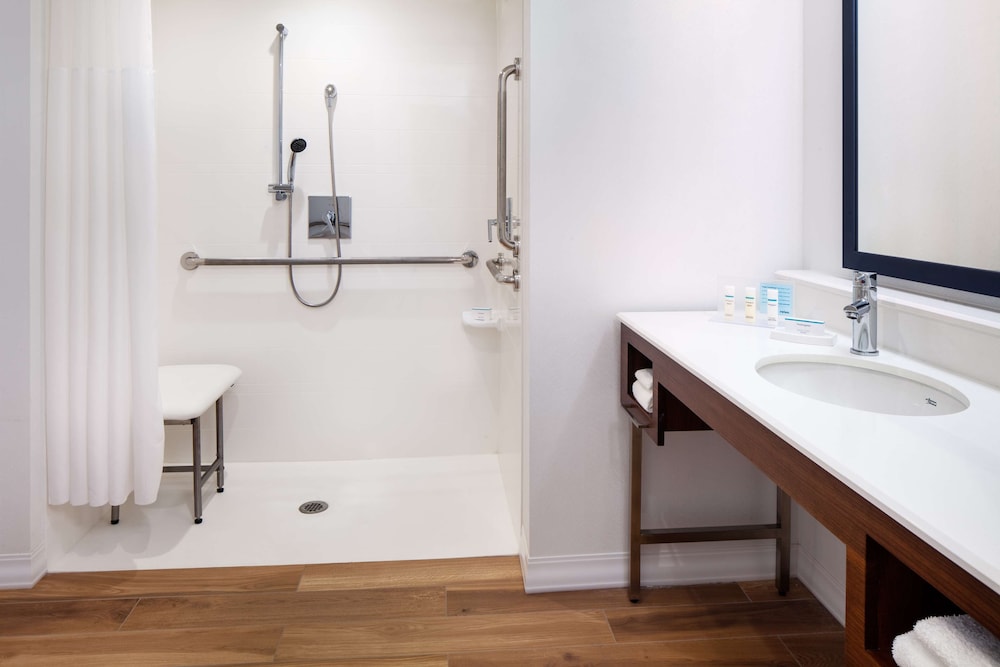 Hampton Inn Boston Seaport District - photo 21