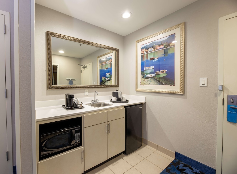 Hampton Inn & Suites Jacksonville Deerwood Park - photo 40