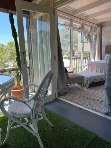 Independent quaint flat close to beach