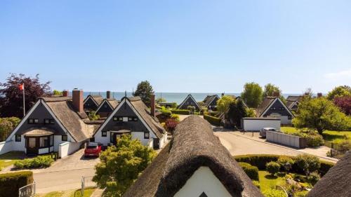 Am hohen Ufer Reetdach Haus Ocean Breeze 136 — 4-Star Luxury Hotel in Grossenbrode, Germany