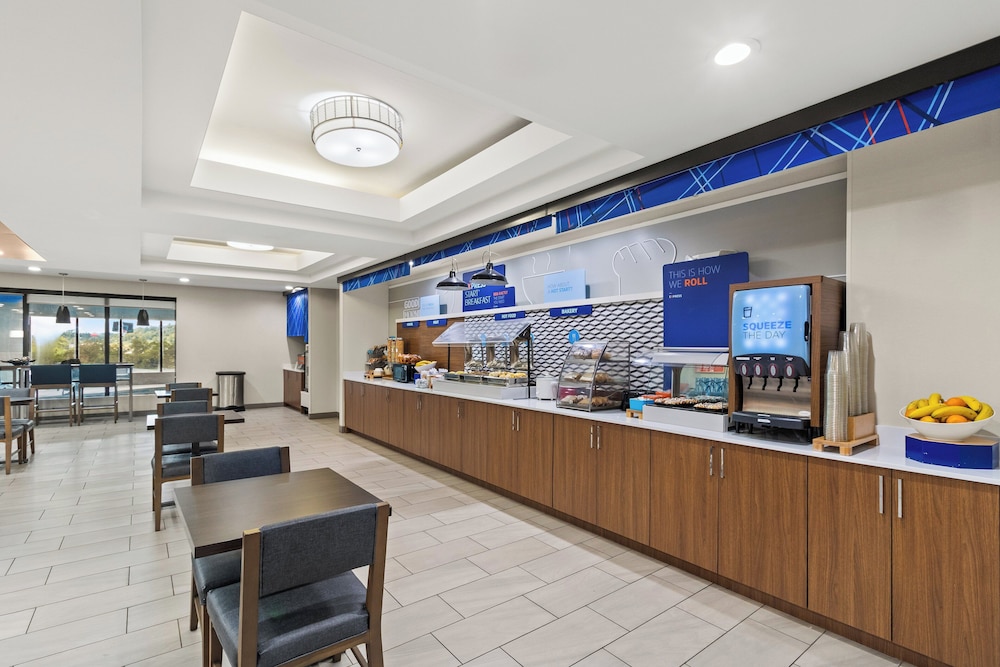 Holiday Inn Express and Suites Fairmont by IHG - photo 56