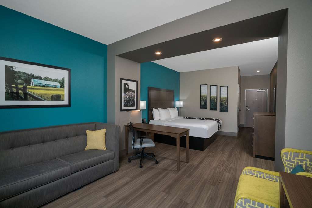 La Quinta Inn & Suites by Wyndham West Memphis - photo 13