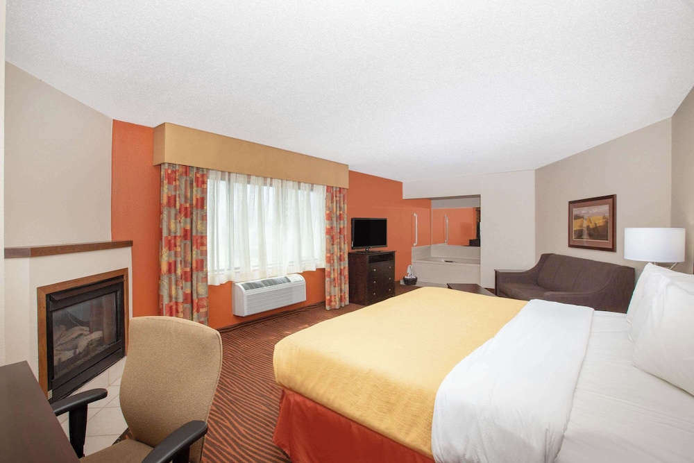 AmericInn by Wyndham Muscatine - photo 28