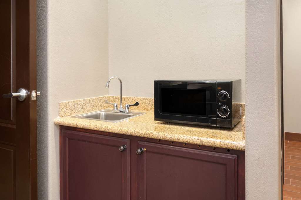 La Quinta Inn & Suites by Wyndham Houston Bush Intl Airpt E - photo 28