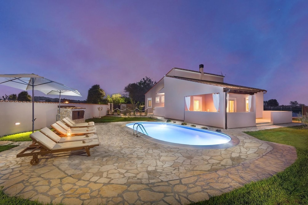 Villa Agri with large Garden and Pool near Pula — 4-Star Luxury Hotel in Marcana, Croatia