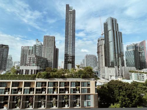 Luxurious Downtown condo w train access