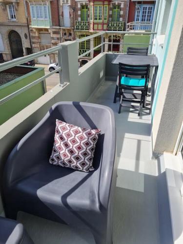 Trimaran Studio 10 Metres de la Plage Avec Balcon Terrasse in Mers-Les-Bains, France