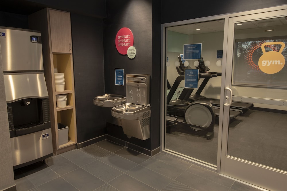 Tru By Hilton Norfolk Airport - photo 18