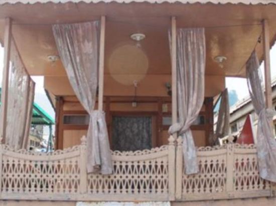 Houseboat Altaf and transportation — 4-Star Luxury Hotel in Srinagar, India