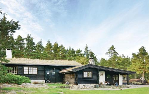 Stunning Home In Hammarö With Jacuzzi — 4-Star Luxury Hotel in Skoghall, Sweden