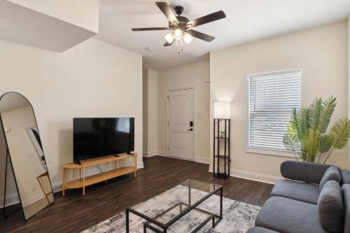Alto A2 I Stunning 2bd Apt I Free Parking — 4-Star Luxury Hotel in Clarksville, United States