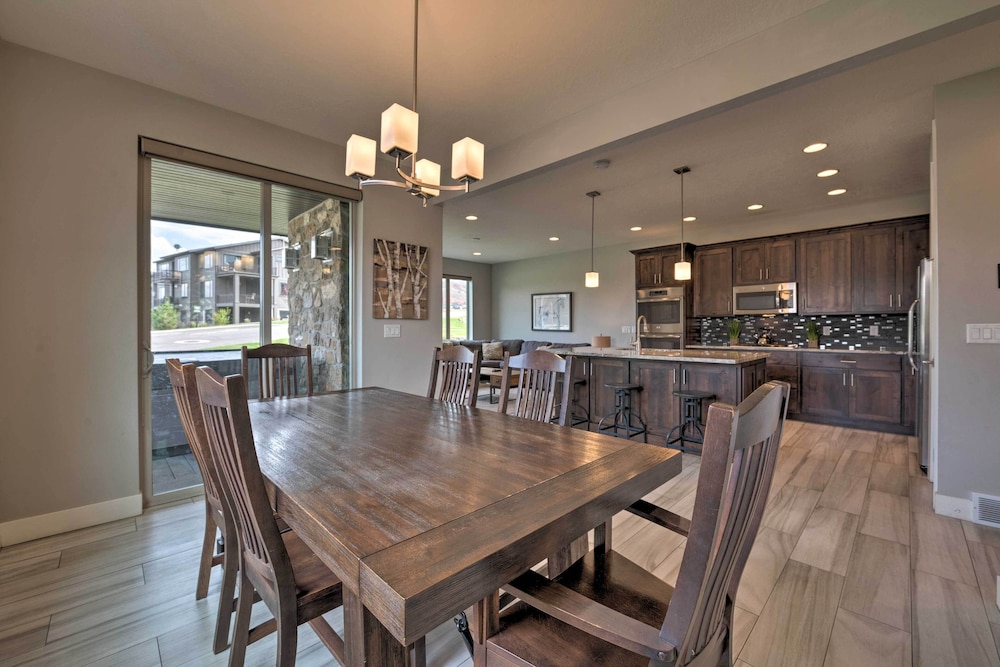Modern Huntsville Resort Retreat With Deck And Hot Tub — Ogden
