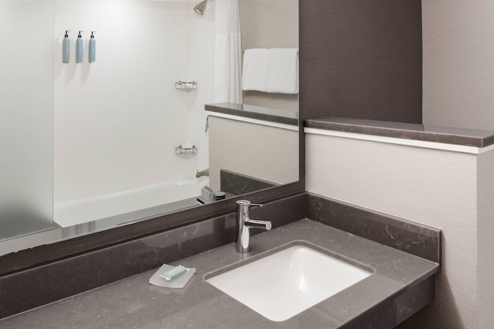 Courtyard by Marriott Portland Airport - photo 16