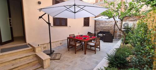 Trastevere incantevole con patio esterno privato — 4-Star Luxury Hotel in Rome, Italy