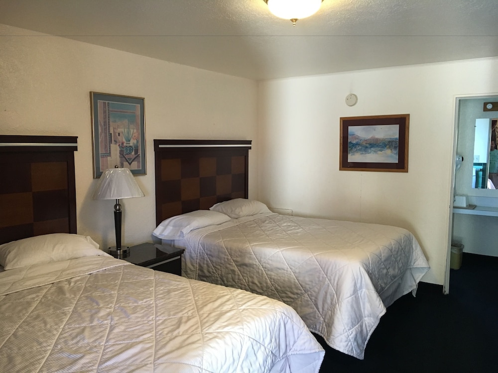 Deluxe Inn Of Roswell - photo 3