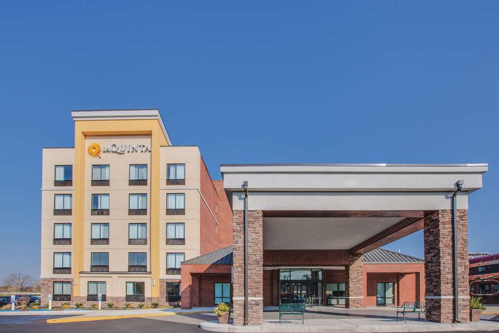 La Quinta Inn & Suites by Wyndham Philadelphia Airport - photo 3