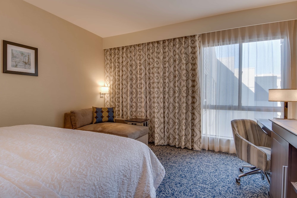 Hampton Inn & Suites Los Angeles Glendale - photo 17