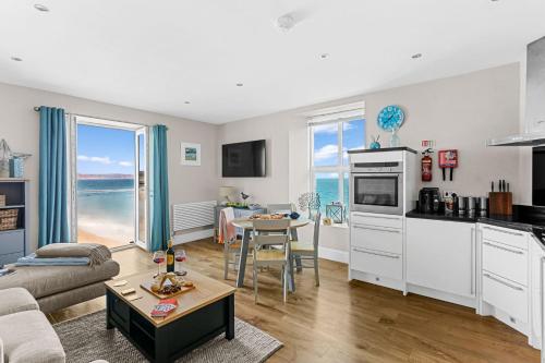 11 At The Beach — 4-Star Luxury Hotel in Dartmouth, United Kingdom