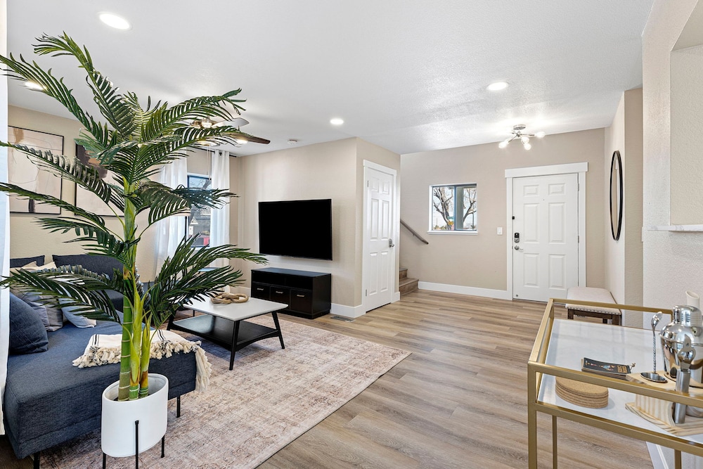 Elegant 4BD Reno Abode Close to Shops and Casinos - photo 20