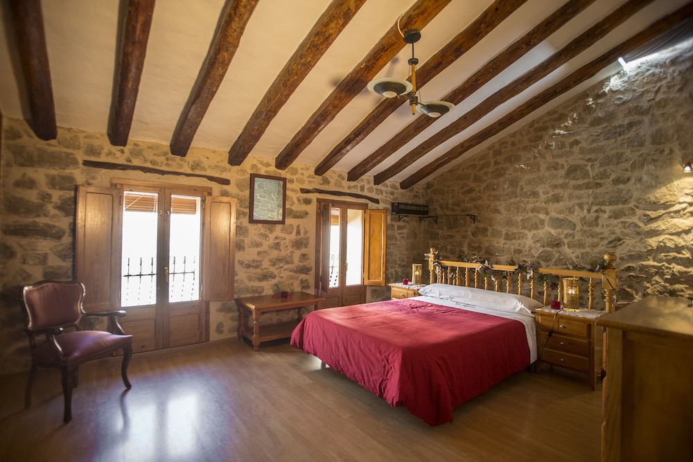 Casa rural la Posada Terra Alta Matarraña. — 4-Star Luxury Hotel in Caseres, Spain