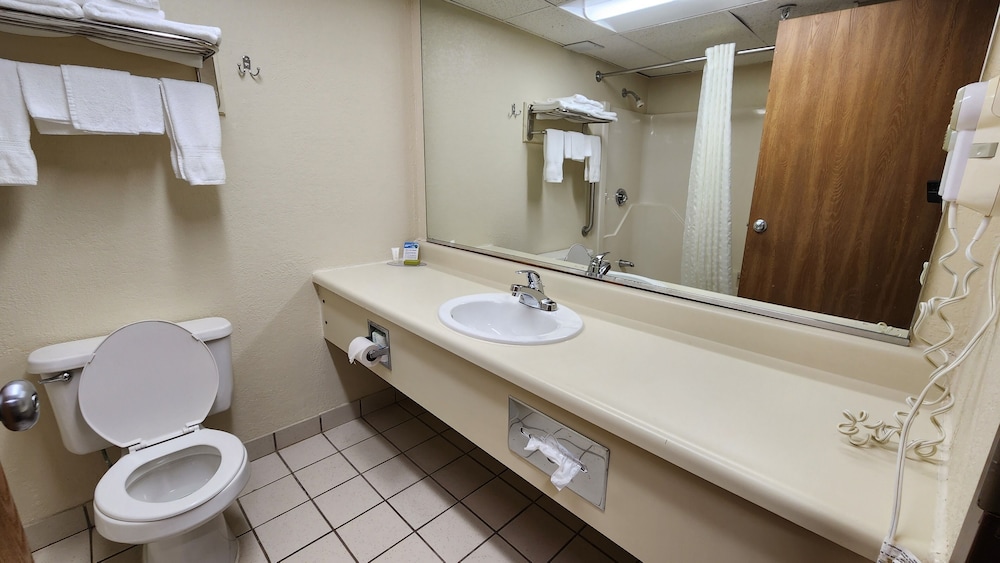 Katahdin Inn & Suites - photo 23