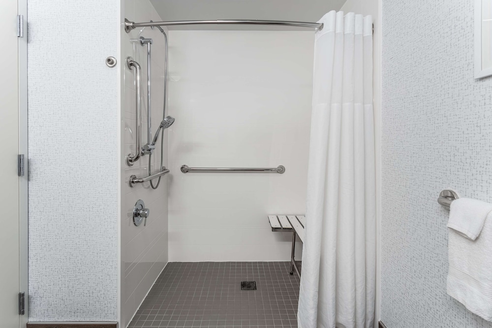 Hampton Inn Sioux Falls - photo 29