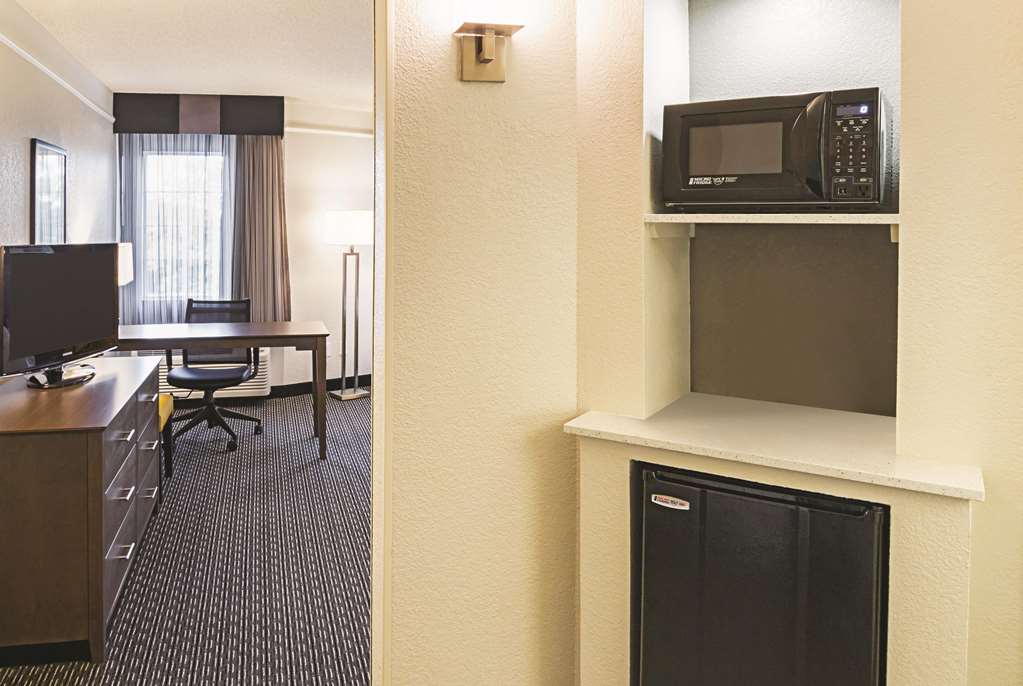 La Quinta Inn & Suites by Wyndham Fort Worth North - photo 16