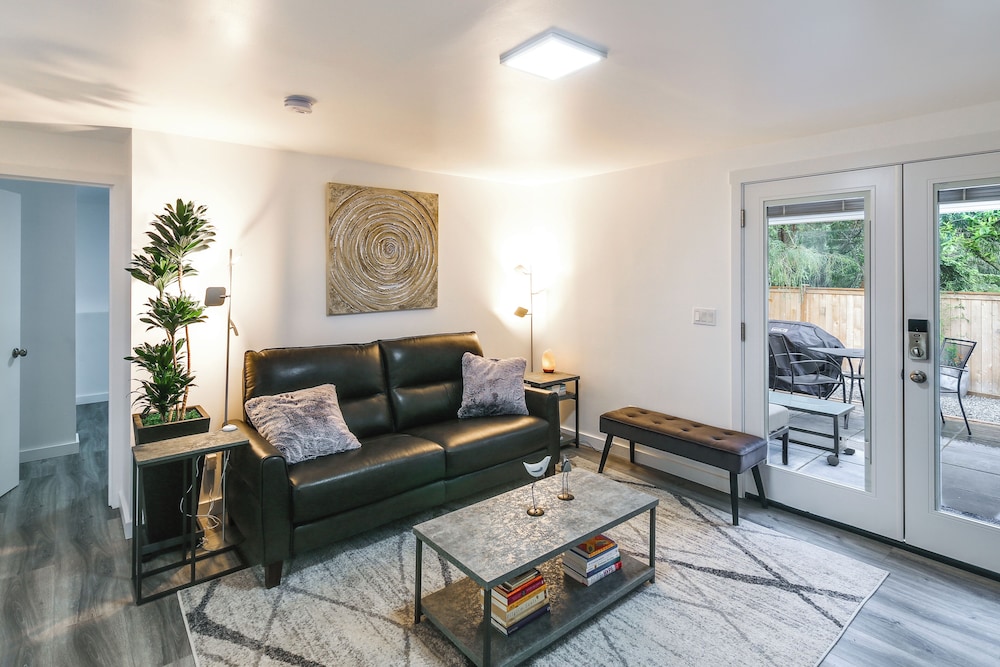 Patio & Grill: Dog friendly Redmond Getaway — 4-Star Luxury Hotel in Redmond, United States