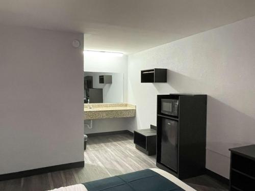 Super 8 by Wyndham West Columbia Airport - photo 6