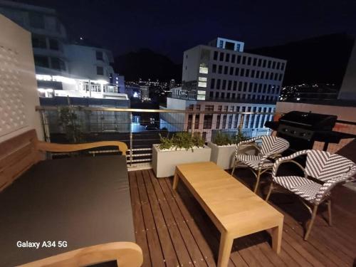 Upmarket City Apartment Mountain Views