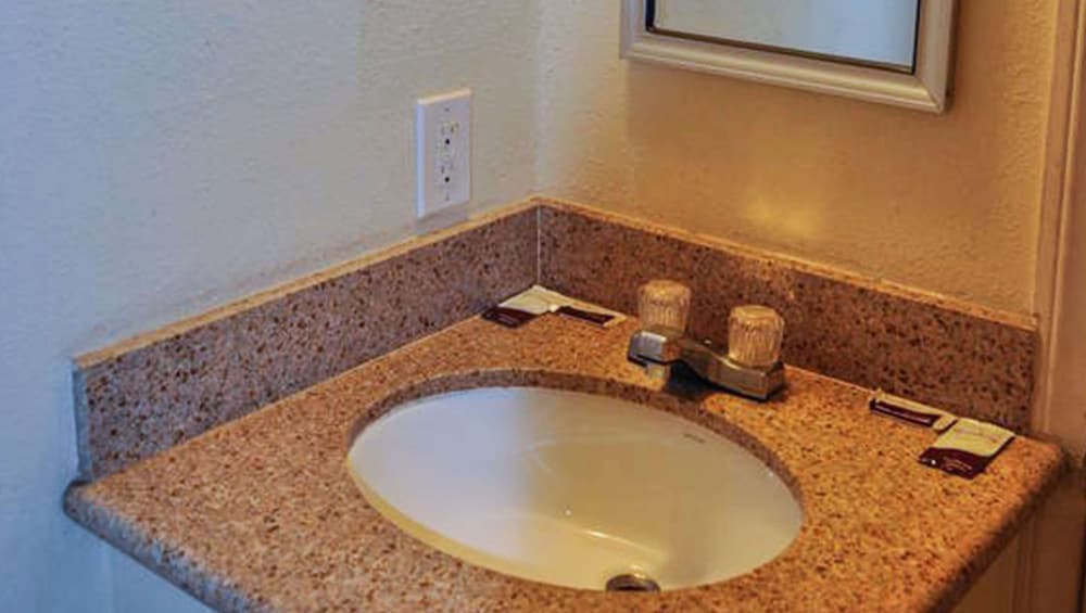 California Suites Motel - photo 17