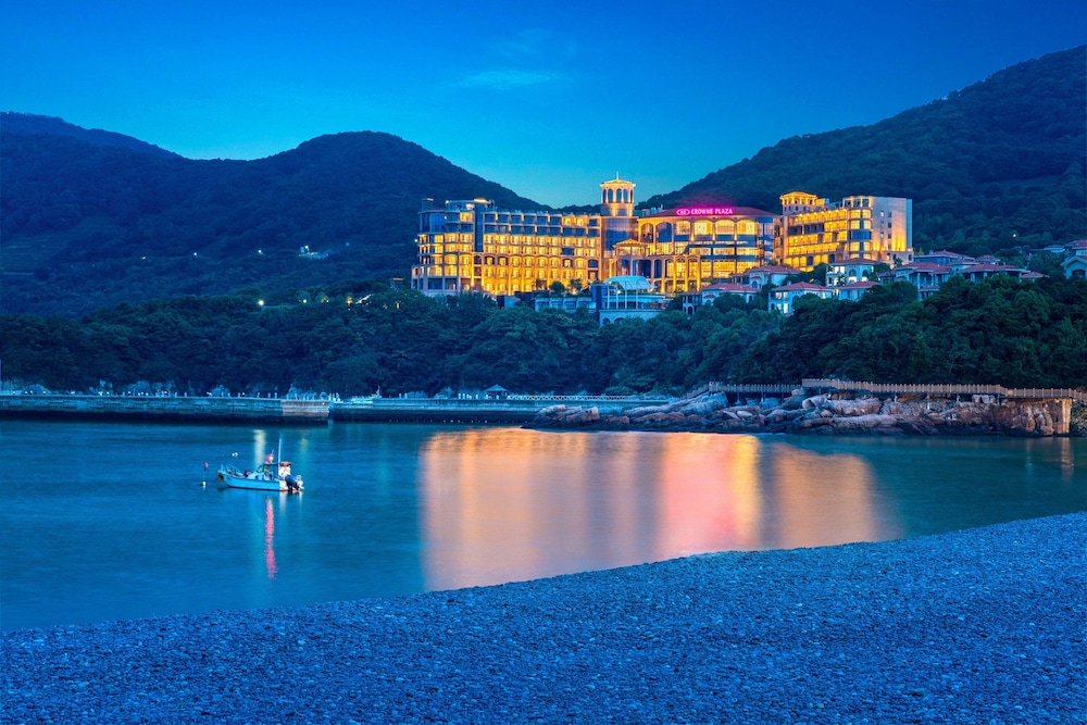 Crowne Plaza Zhoushan Seaview by IHG in Zhoushan, People's Republic of China