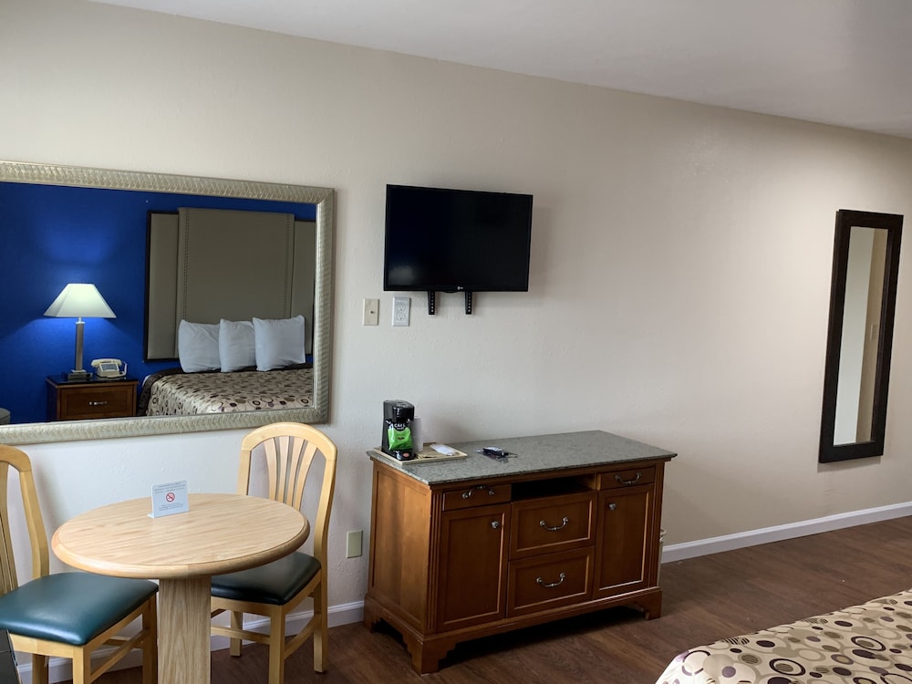 California Inn and Suites Bakersfield - photo 27